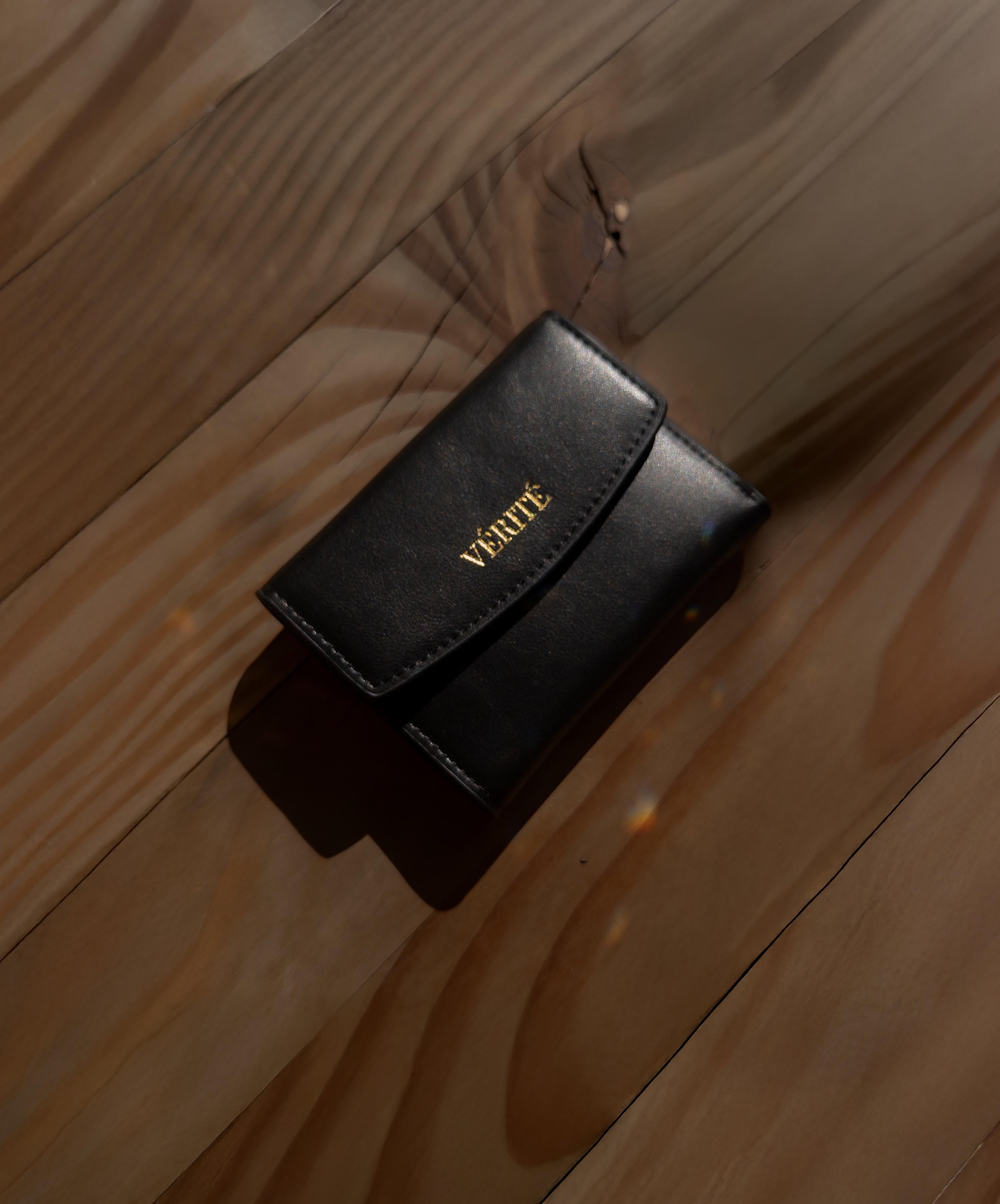 Billetera Aura Negra en Cuero Vegano / Aushan Viviin Leather